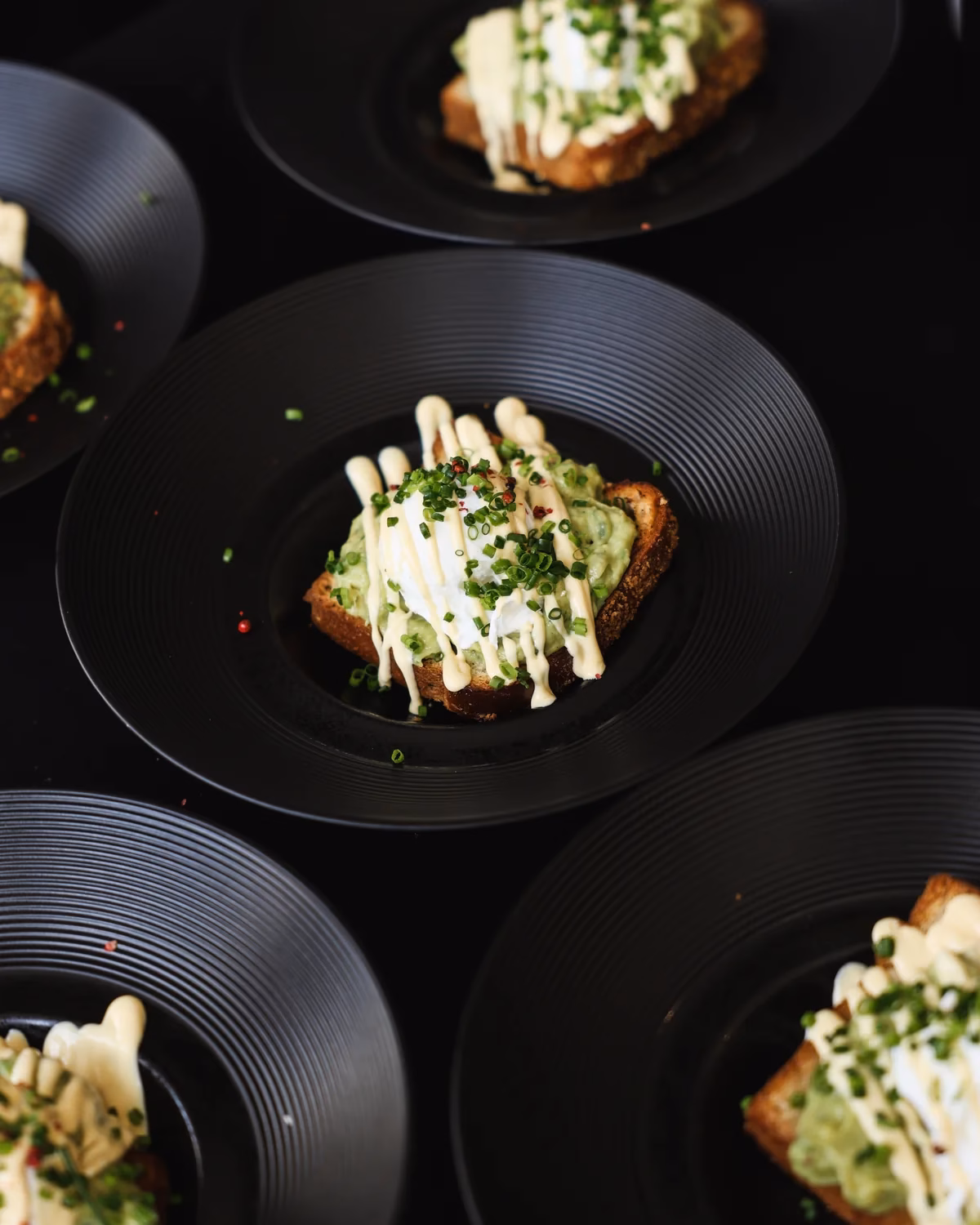 Catering śniadaniowy Warszawa, tosty z awokado i jajkiem w koszulce