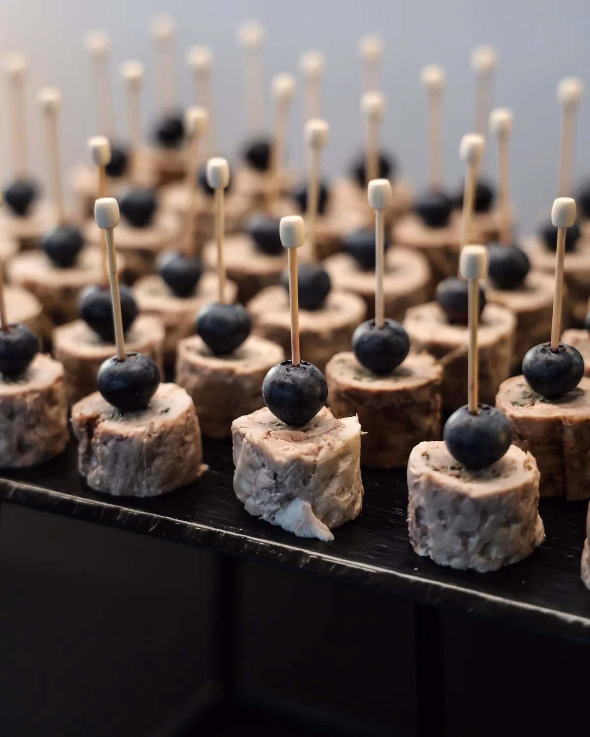 Przekąski finger food na szpadkach, catering firmowy Warszawa
